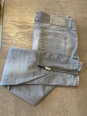 Hugo’s Women’s Gray Slim Fit Ankle Jeans with back zippers.